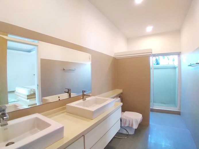 House for rent at The Vineyard Pattaya showing the master bathroom 