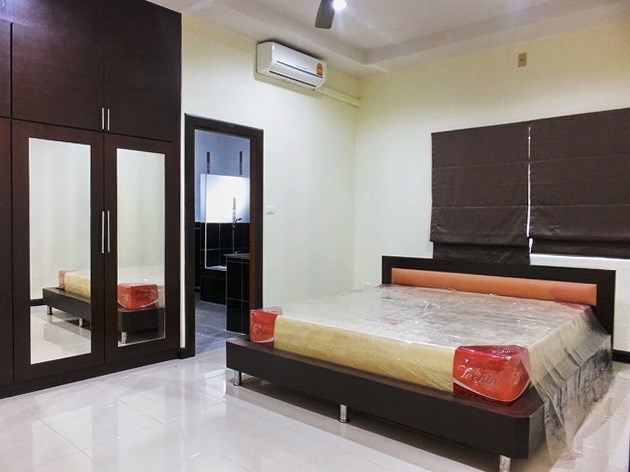 House for rent East Pattaya showing the master bedroom suite 