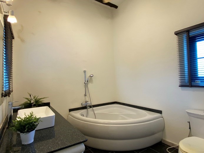 House for rent East Pattaya showing the Jacuzzi bathtub 