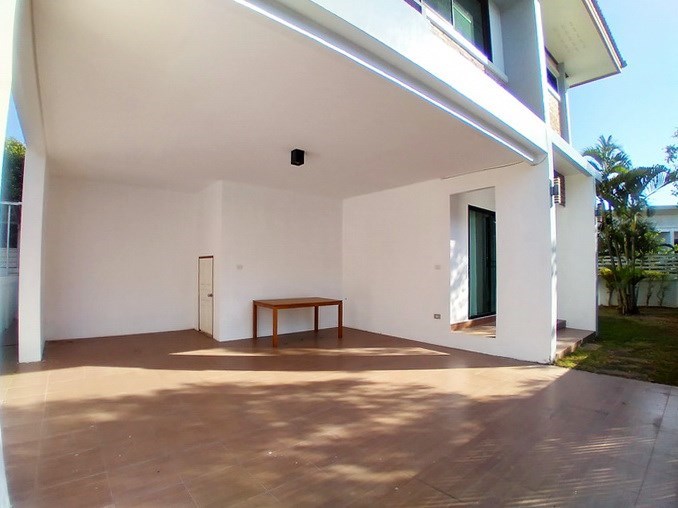 House for rent East Pattaya showing the carport House for rent East Pattaya showing the carport