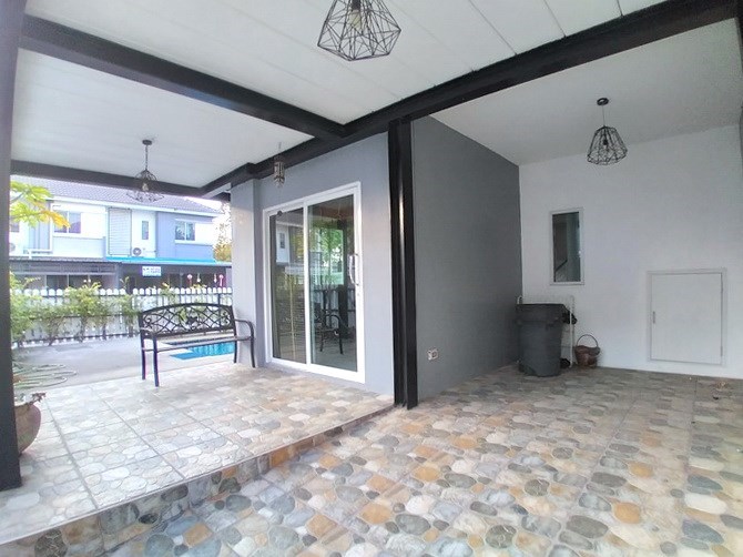 House for rent East Pattaya showing the covered terrace and carport House for rent East Pattaya showing the covered terrace and carport