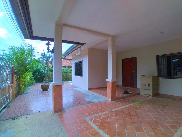 House for rent East Pattaya showing the carport House for rent East Pattaya showing the carport