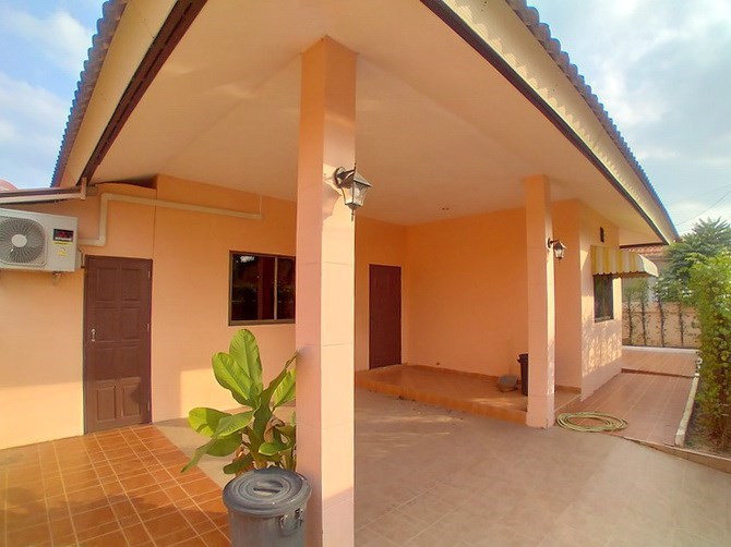 House for rent East Pattaya showing the store room and carport House for rent East Pattaya showing the store room and carport