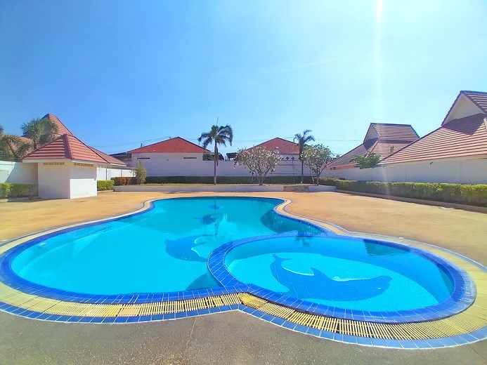 House for rent East Pattaya showing the communal pool 