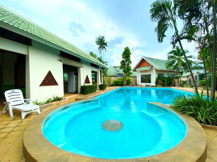 House for rent East Pattaya showing the communal pool 