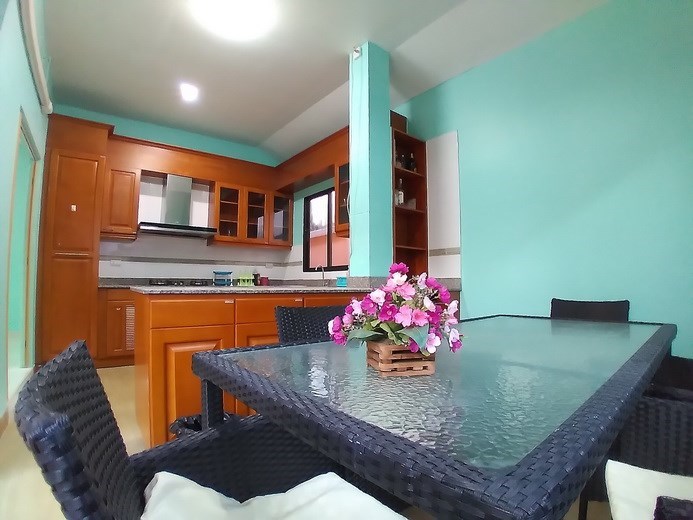 House for rent East Pattaya showing the dining and kitchen areas 