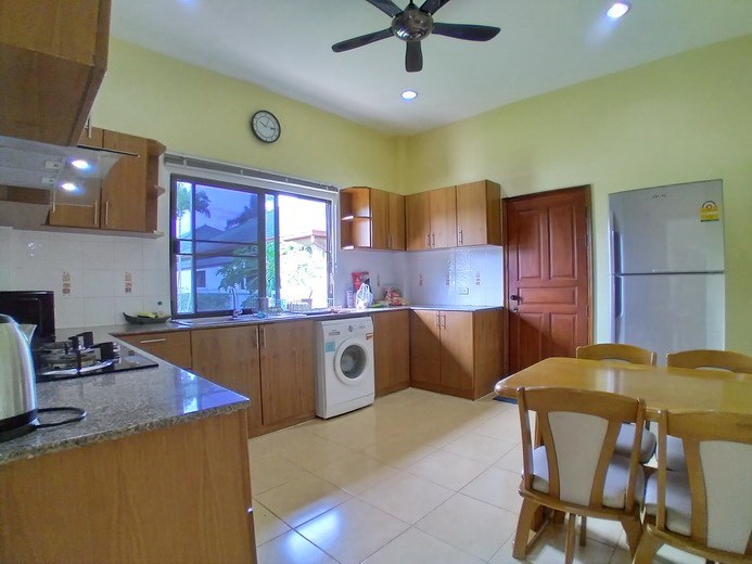 House for rent East Pattaya showing the dining and kitchen areas