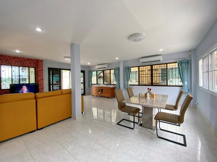 House for sale East Pattaya showing the dining area