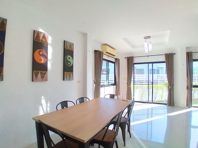 House for rent East Pattaya showing the dining area House for rent East Pattaya showing the dining area