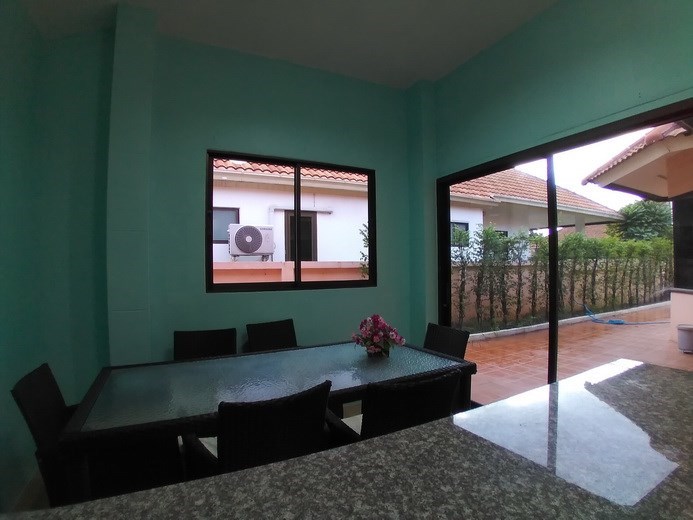 House for rent East Pattaya showing the dining and terrace 