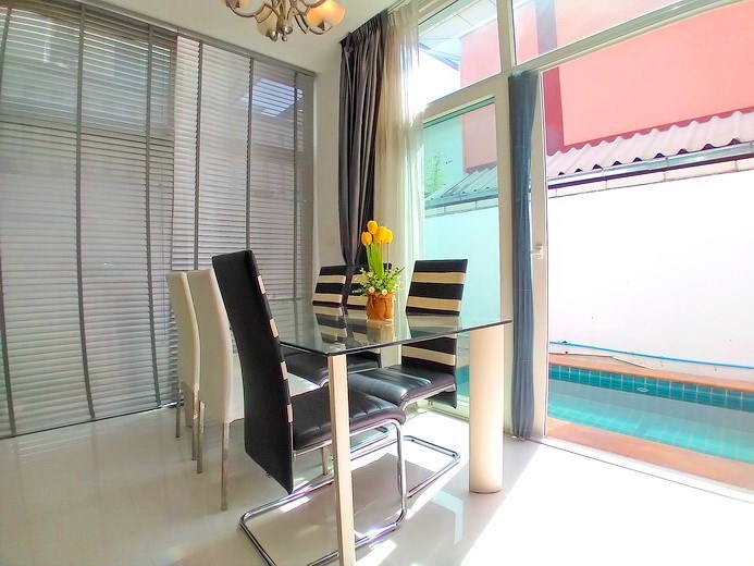 House for rent East Pattaya showing the dining area with pool view House for rent East Pattaya showing the dining area with pool view