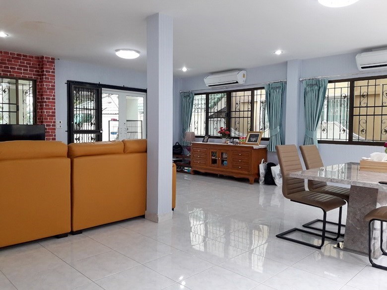 House for rent East Pattaya showing the living and dining areas House for rent East Pattaya showing the living and dining areas