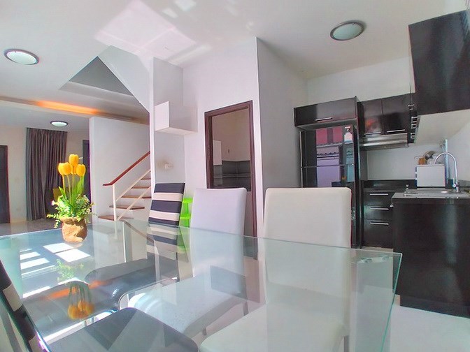 House for rent East Pattaya showing the dining, kitchen and guest bathroom 