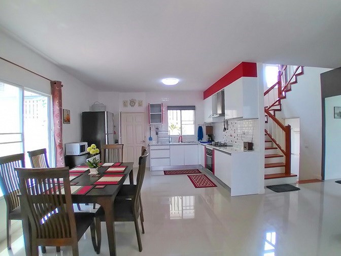 House for rent East Pattaya showing the dining and kitchen areas 