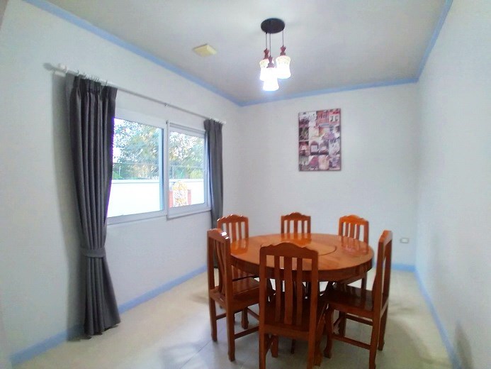 House for rent East Pattaya showing the dining room House for rent East Pattaya showing the dining room