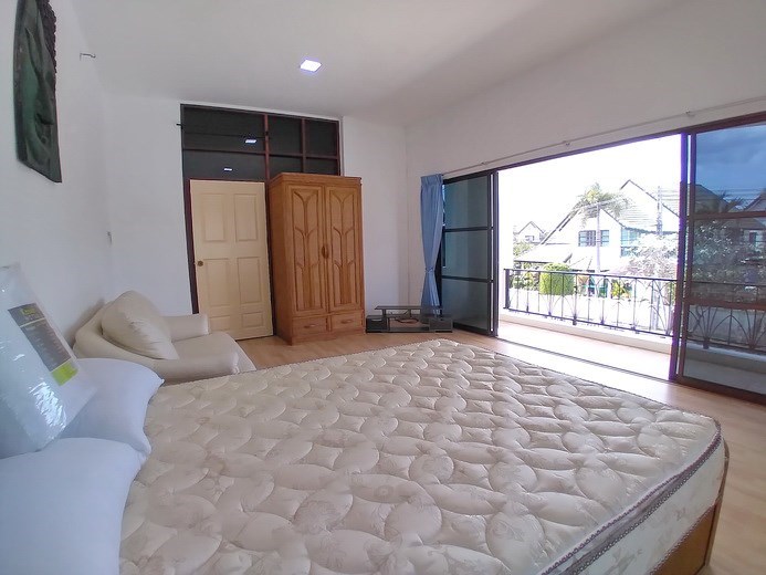 House for rent East Pattaya showing the fourth bedroom and balcony 