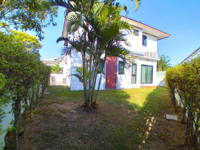 House for rent East Pattaya showing the house and garden House for rent East Pattaya showing the house and garden