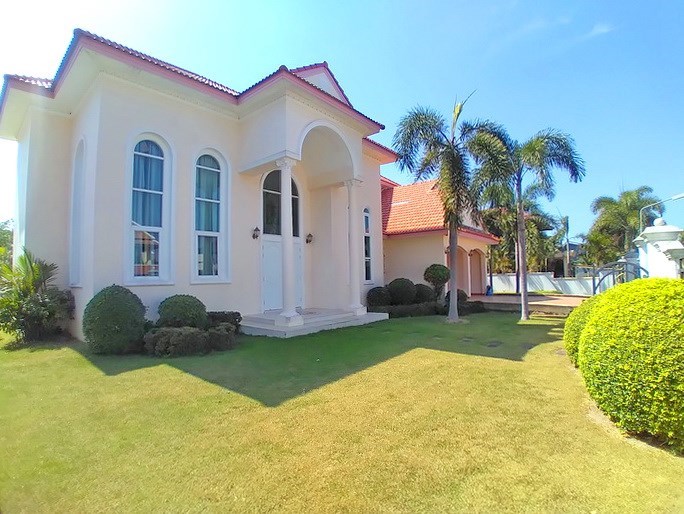 House for rent East Pattaya showing the garden and carport House for rent East Pattaya showing the garden and carport