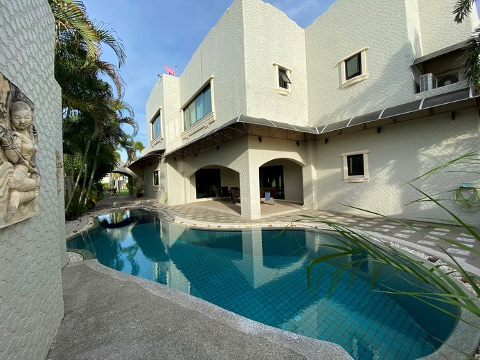 House for rent East Pattaya showing the house and pool 