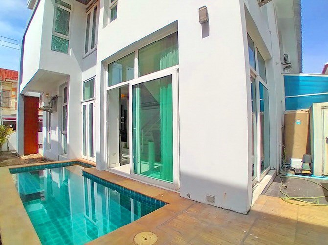 House for rent East Pattaya showing the house and pool House for rent East Pattaya showing the house and pool