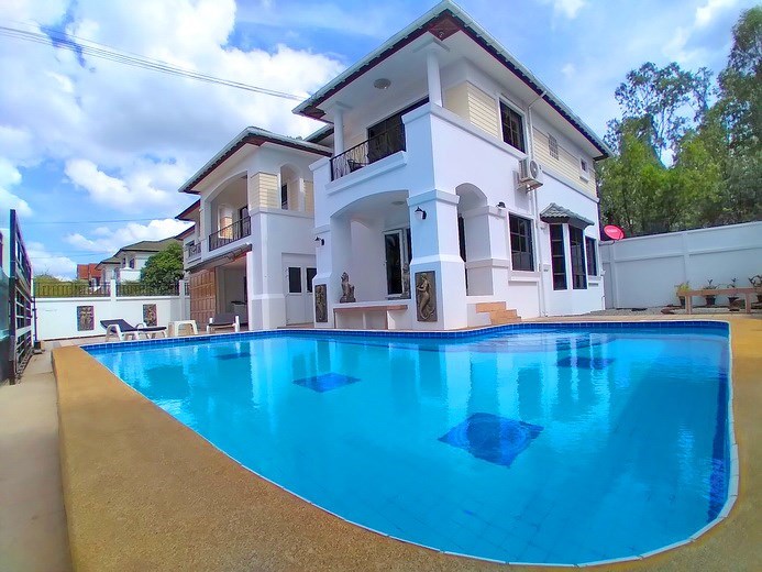 House for rent East Pattaya showing the house and pool