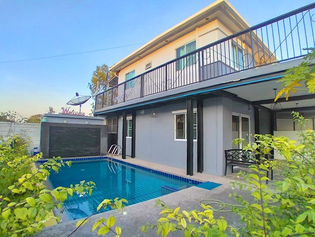 House for rent East Pattaya showing the house and pool House for rent East Pattaya showing the house and pool