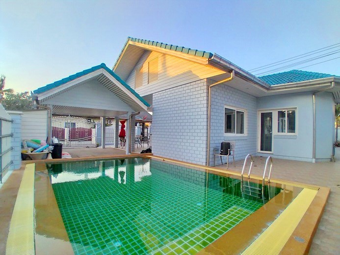 House for rent East Pattaya showing the house and pool House for rent East Pattaya showing the house and pool