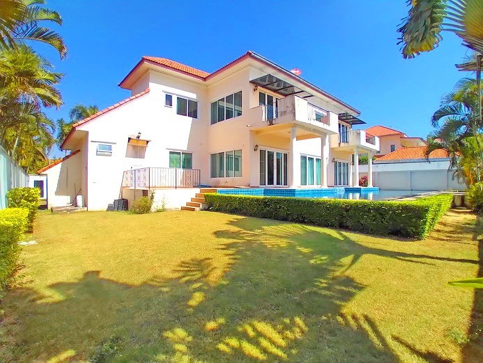 House for rent East Pattaya showing house, garden and pool House for rent East Pattaya showing house, garden and pool