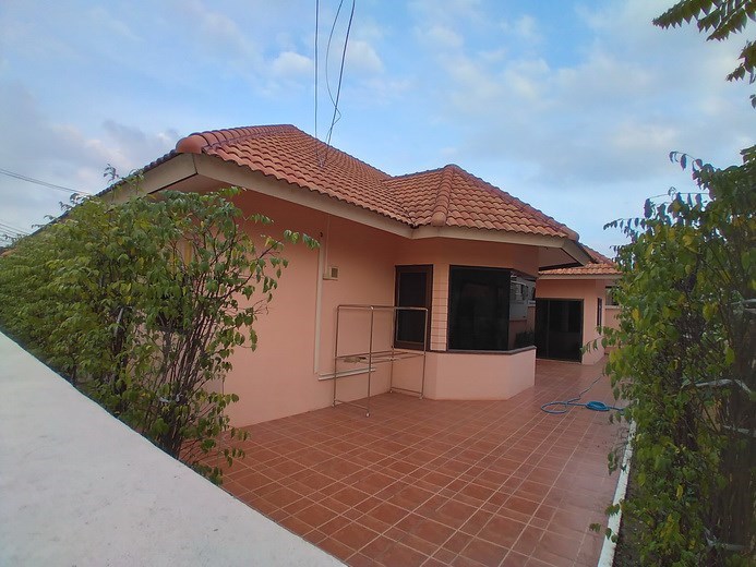 House for rent East Pattaya showing the terrace and house House for rent East Pattaya showing the terrace and house