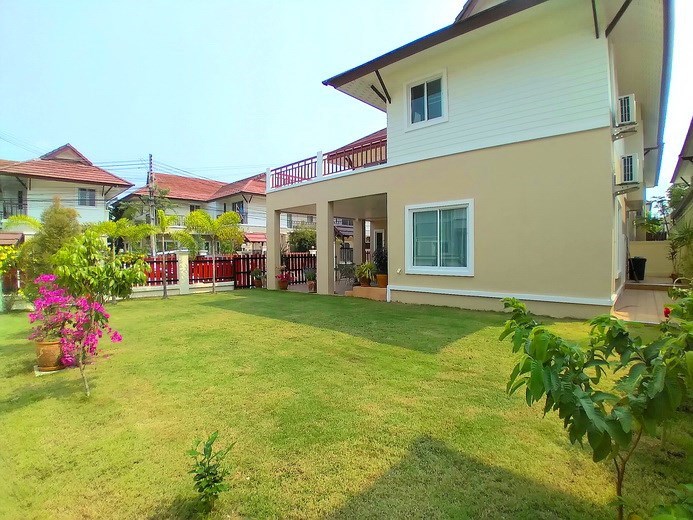 House for rent East Pattaya showing the large garden 