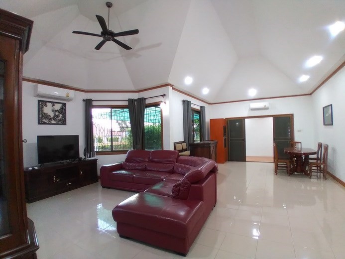 House for rent East Pattaya showing the open plan living and dining areas