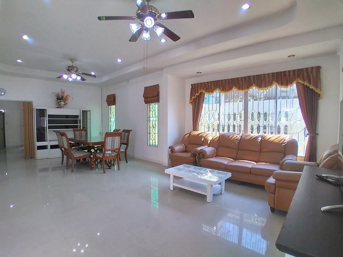 House for rent East Pattaya showing the living and dining areas 