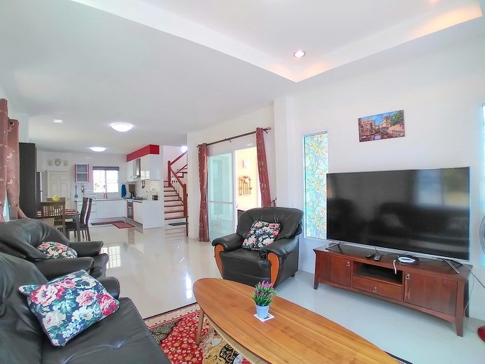 House for rent East Pattaya showing the living, dining and kitchen aresa 