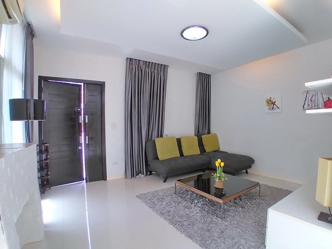 House for rent East Pattaya showing the living room and entrance 