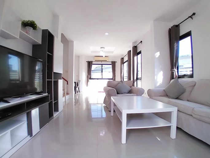 House for rent East Pattaya showing the living room House for rent East Pattaya showing the living room
