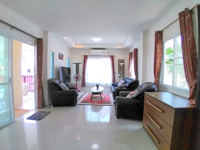 House for rent East Pattaya showing the living room and entrance House for rent East Pattaya showing the living room and entrance