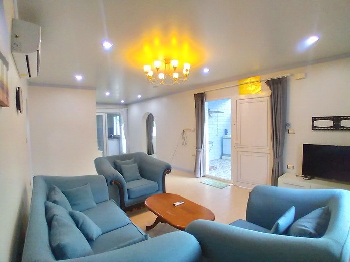 House for rent East Pattaya showing the living room and entrance House for rent East Pattaya showing the living room and entrance