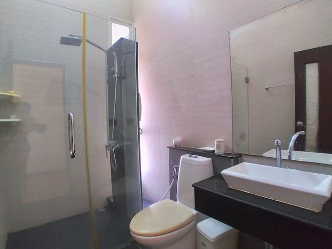 House for rent East Pattaya showing the master bathroom 