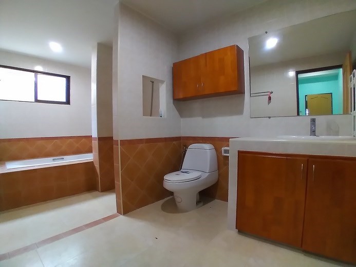 House for rent East Pattaya showing the master bathroom House for rent East Pattaya showing the master bathroom