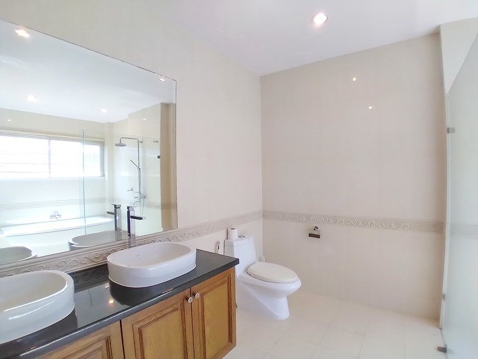 House for rent East Pattaya showing the master bathroom with bathtub House for rent East Pattaya showing the master bathroom with bathtub
