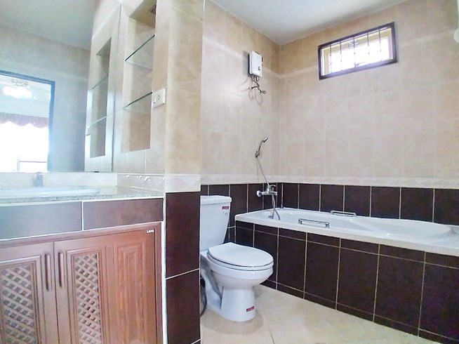 House for rent East Pattaya showing the master bathroom 