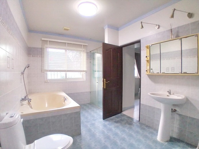 House for rent East Pattaya showing the master bathroom House for rent East Pattaya showing the master bathroom
