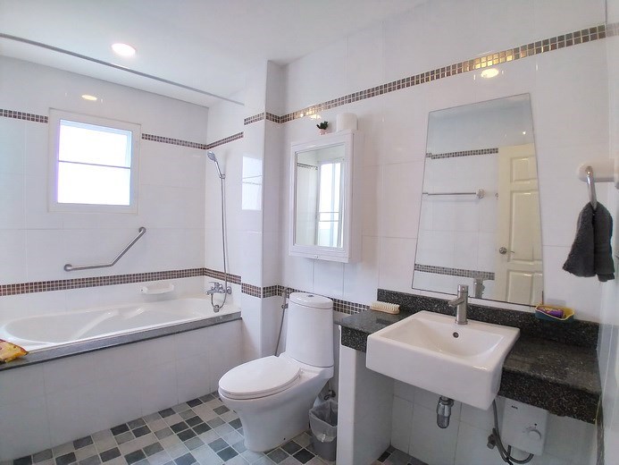 House for rent East Pattaya showing the master bathroom 