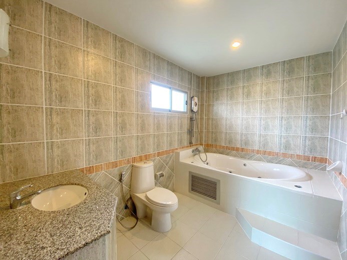 House for rent East Pattaya showing the master bathroom 