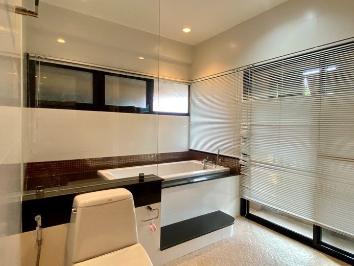 House for rent East Pattaya showing the master bathroom with bathtub 