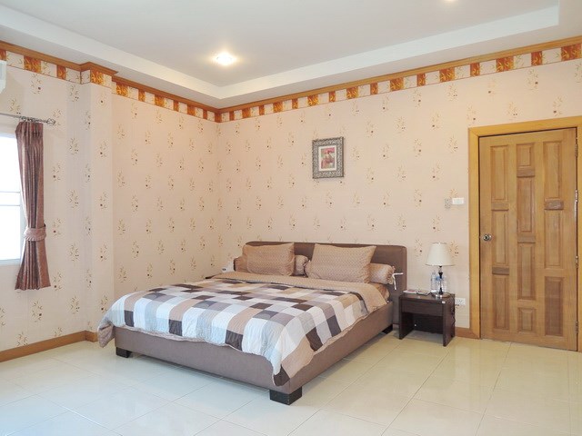 House for rent East Pattaya showing the master bedroom 