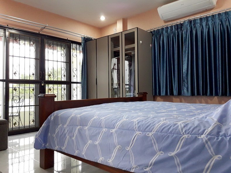 House for rent East Pattaya showing the master bedroom and balcony
