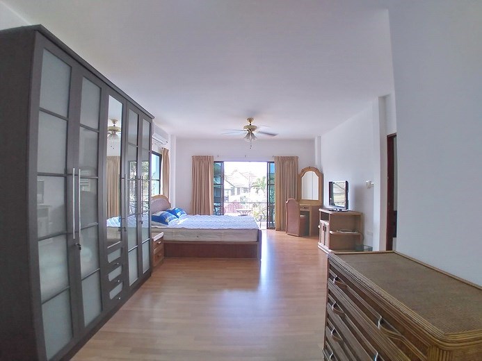 House for rent East Pattaya showing the master bedroom House for rent East Pattaya showing the master bedroom