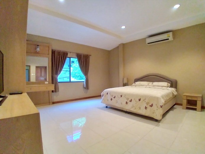 House for rent East Pattaya showing the master bedroom with wardrobes House for rent East Pattaya showing the master bedroom with wardrobes