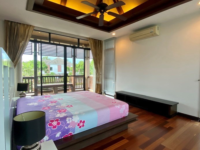 House for rent East Pattaya showing the master bedroom and balcony 